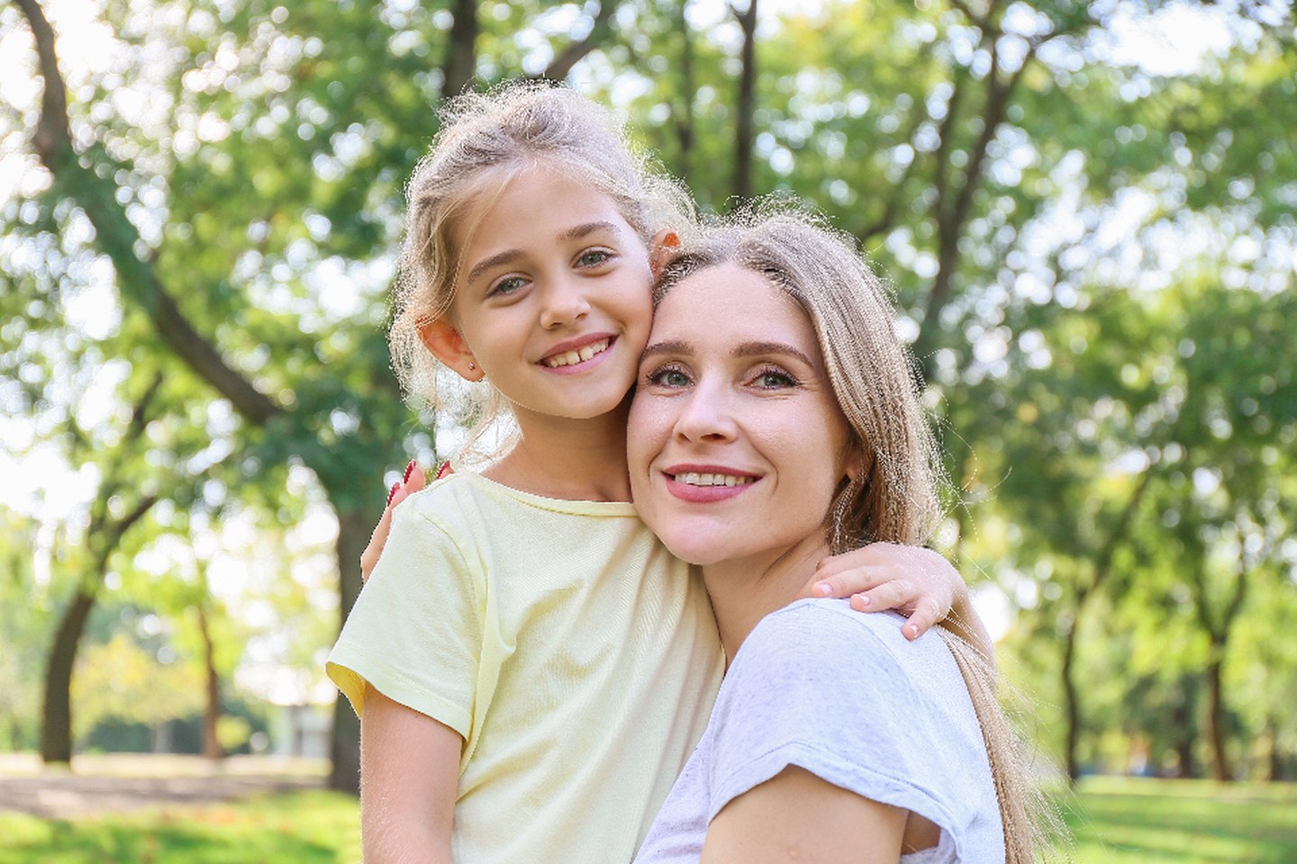 Une mère et sa fille partagent un moment calme à la maison